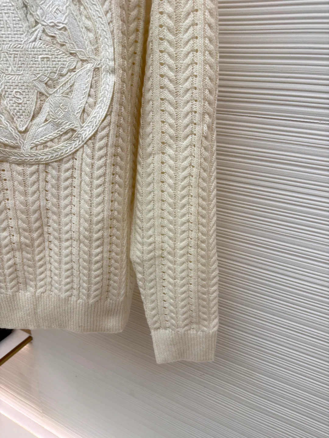LOUIS VUITTON Cable knitted logo sweater ●Original version: Purchased and developed for 14100 ●Item number: 1681613-B20 ●Fabric: wool blended fabric ●Technology: Cable knitting ●Color: off-white ●Version: fitted version ●Weight: about 535 grams ●Size: S-M-L-XL ●Description: Made of cotton and wool blended fabric, the fabric composition is %25 lambswool, 75% cotton. The imported woolen fabric is woven into a cable pattern with a 7-needle machine, and the embroidered logo on the chest is embroidered by an imported Tajima embroidery machine. It took 12 times to make the embroidery consistent with the original version, and the cost of pattern making is as high as 8,000+. Garment wash fixes the shape of the garment while removing wool impurities and odors. Increases softness and softness. This long-sleeved crew neck shirt is made of loose cotton-wool blend cable knit, with a light and breathable silhouette, interpreting the cruising theme of the series. The LV Compass embroidered patch on the front incorporates LV letters and Monogram flowers, adding a sophisticated touch to the casual look. The overall wiring is straight and delicate, the fabric is comfortable and soft, and the color is consistent without color difference. It can be matched with the same style to create a fashionable look and control various occasions. Customized accessories, complete with three standards, same style for men and women!